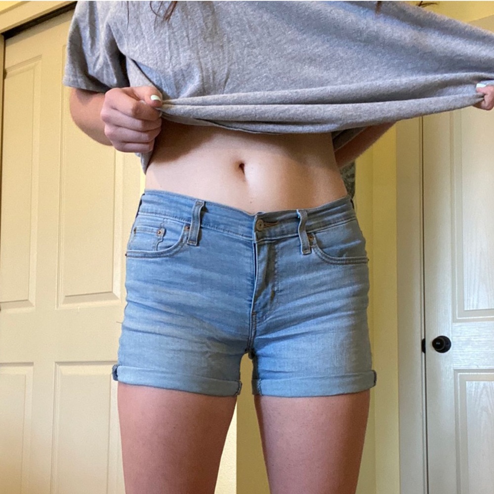 cute levi’s shorts!